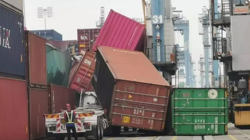 【安全事故】巴生北港一龍門(mén)吊鋼繩斷裂，拖車(chē)被砸，集裝箱掉落，安全才是重要的