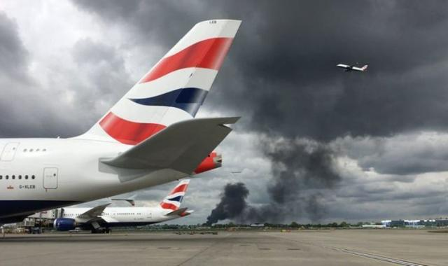國際空運(yùn)到英國注意了,英國希思羅機(jī)場附近發(fā)生爆炸,滾滾濃煙！