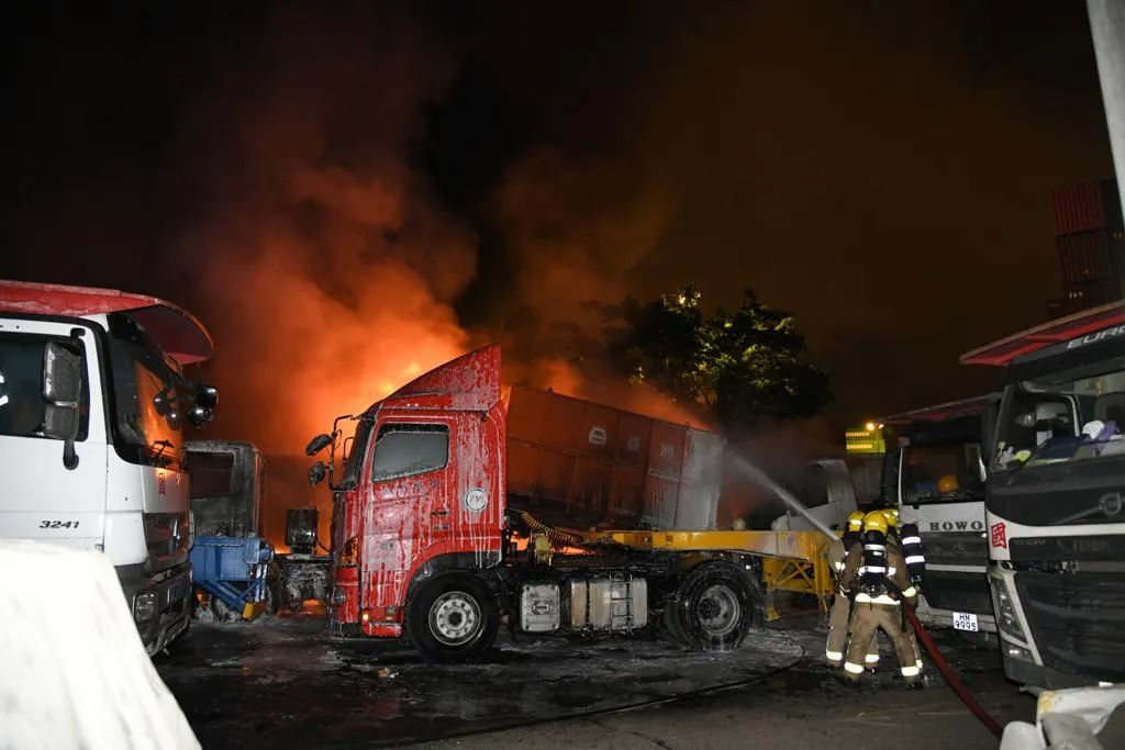 突發(fā)！香港一貨柜碼頭14輛貨車爆炸起火
