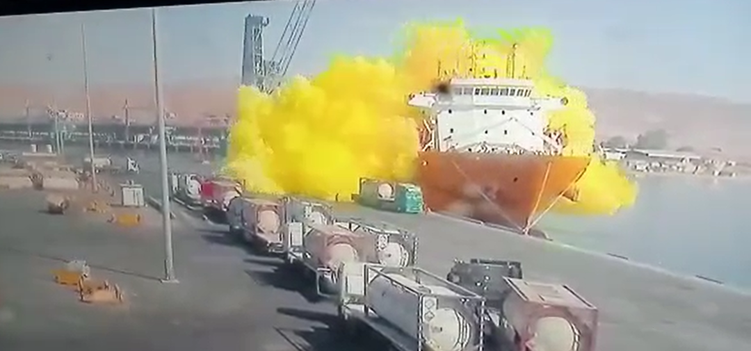 一集裝箱吊裝時掉落爆炸，有毒氣
