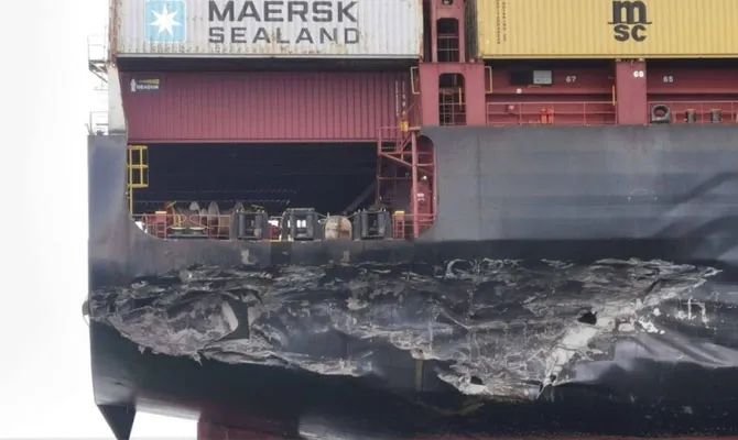 一大型集裝箱船在馬六甲海峽被油輪撞擊，兩船嚴(yán)重受損，船期延誤！
