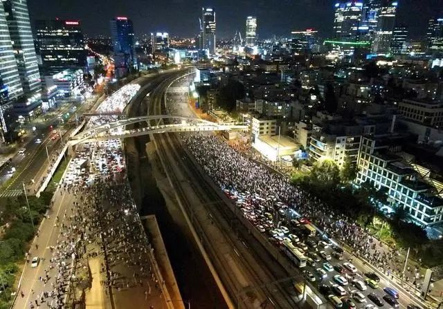 以色列爆發(fā)大規(guī)模抗議！超60萬人走上街頭